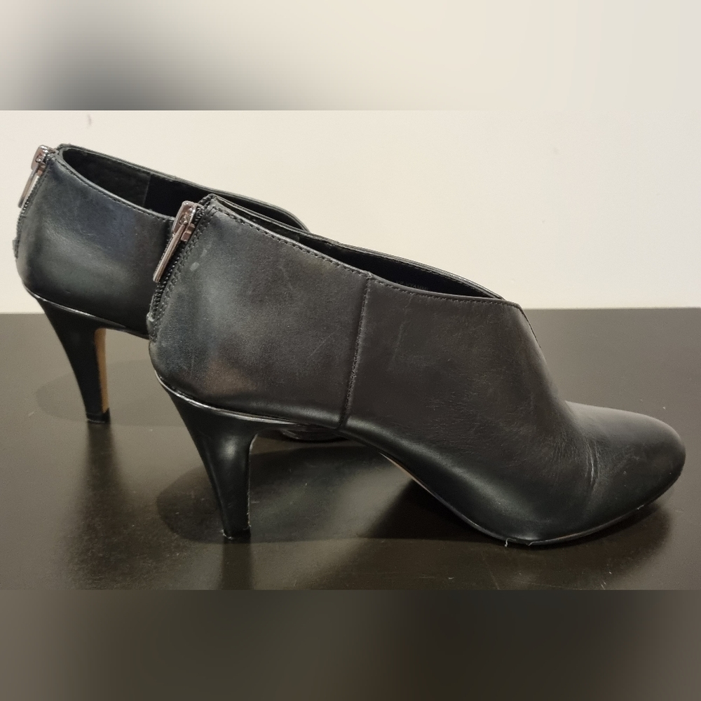 VINCE CAMUTO Vyammi Black Leather Women's Zip-Up Bootlets Size 7.5 B/38 3" Heel - Picture 4 of 13